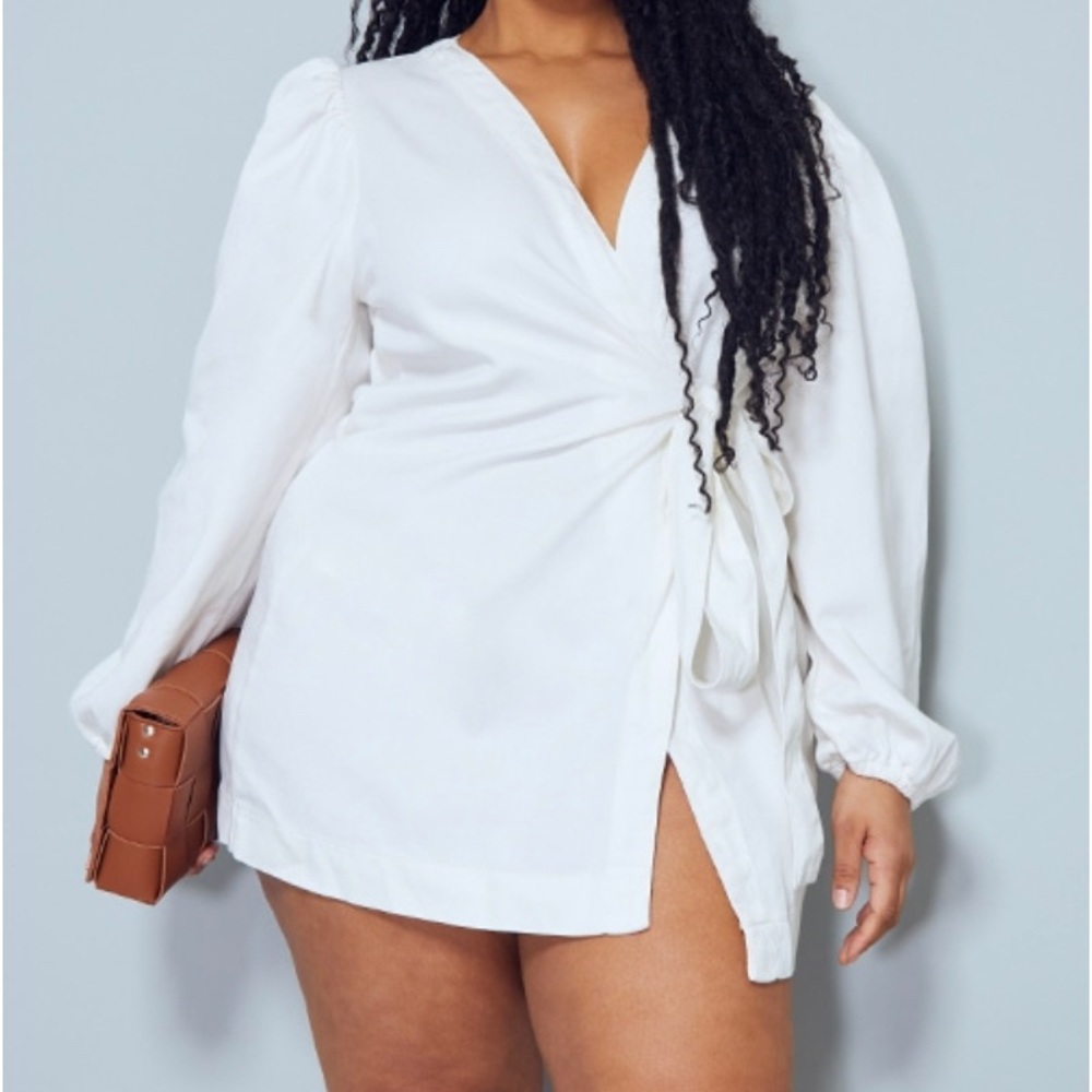ecru hue denim material with a
wrap design and puff sleeves. SIZE XL (16)